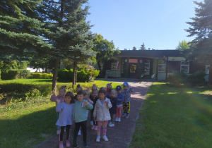 Dzieci przed budynkiem przedszkola